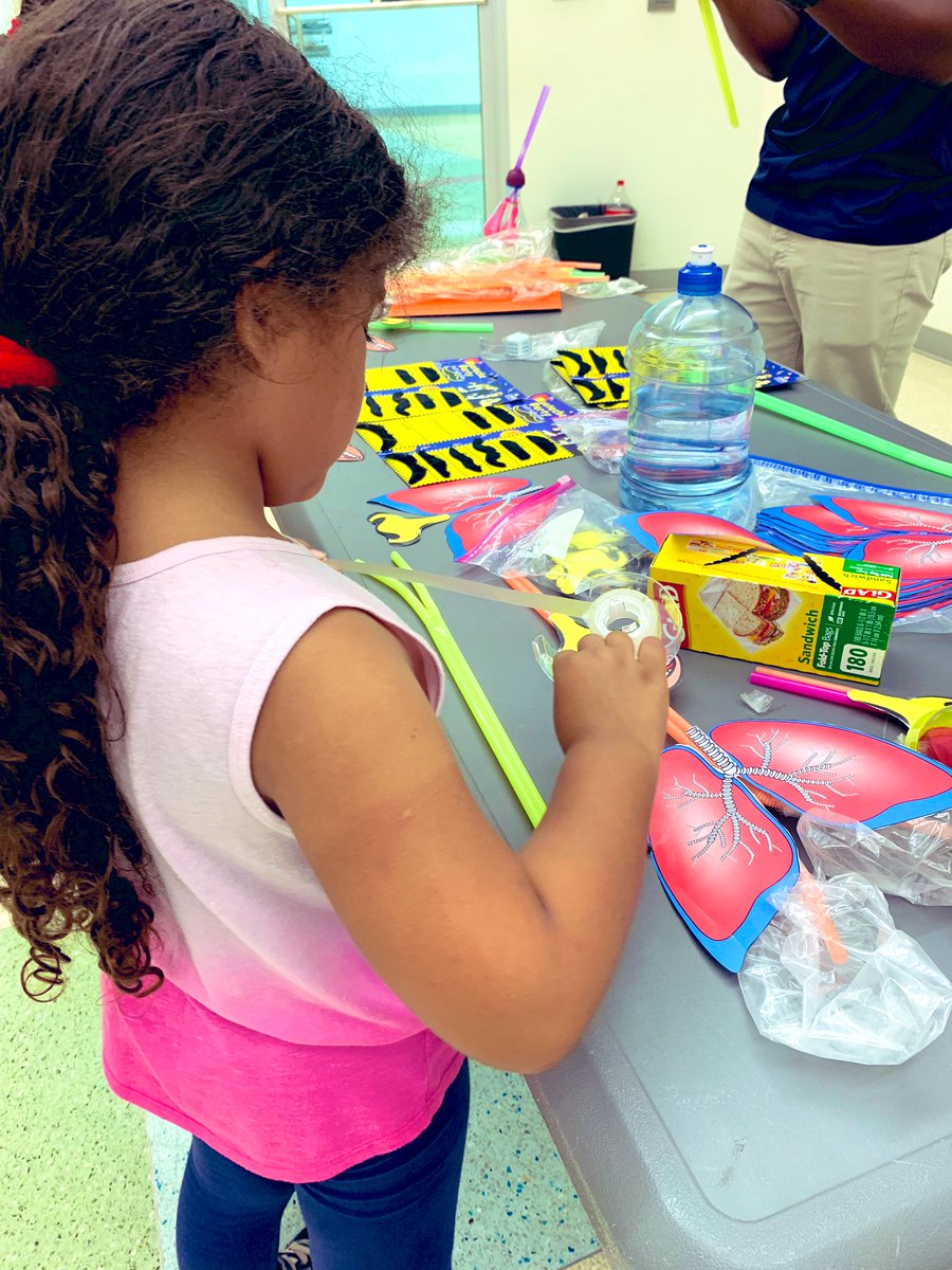 Can we all just get-a-LUNG? Lung model with the children of #WestKendall <a href="/MDPLS/">Miami-Dade Libraries</a> Kendale Lakes Branch with the @GFFNHELP Outreach Team! <a href="/joshua_dorbu/">Joshua Dorbu</a> 
#valuehealth #commUNITY #lungmodels