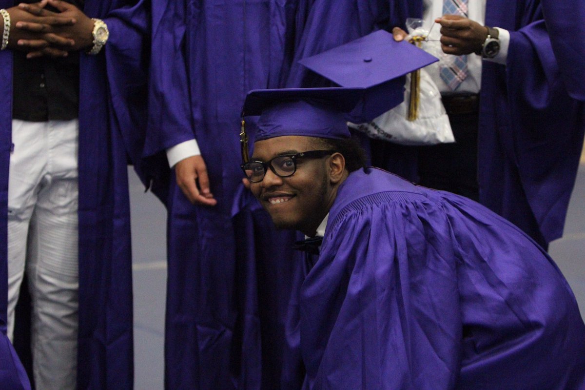 laschoberehs's tweet photo. Seniors preparing for graduation at SLU. #EHShub https://t.co/DeIoZ7tfJA