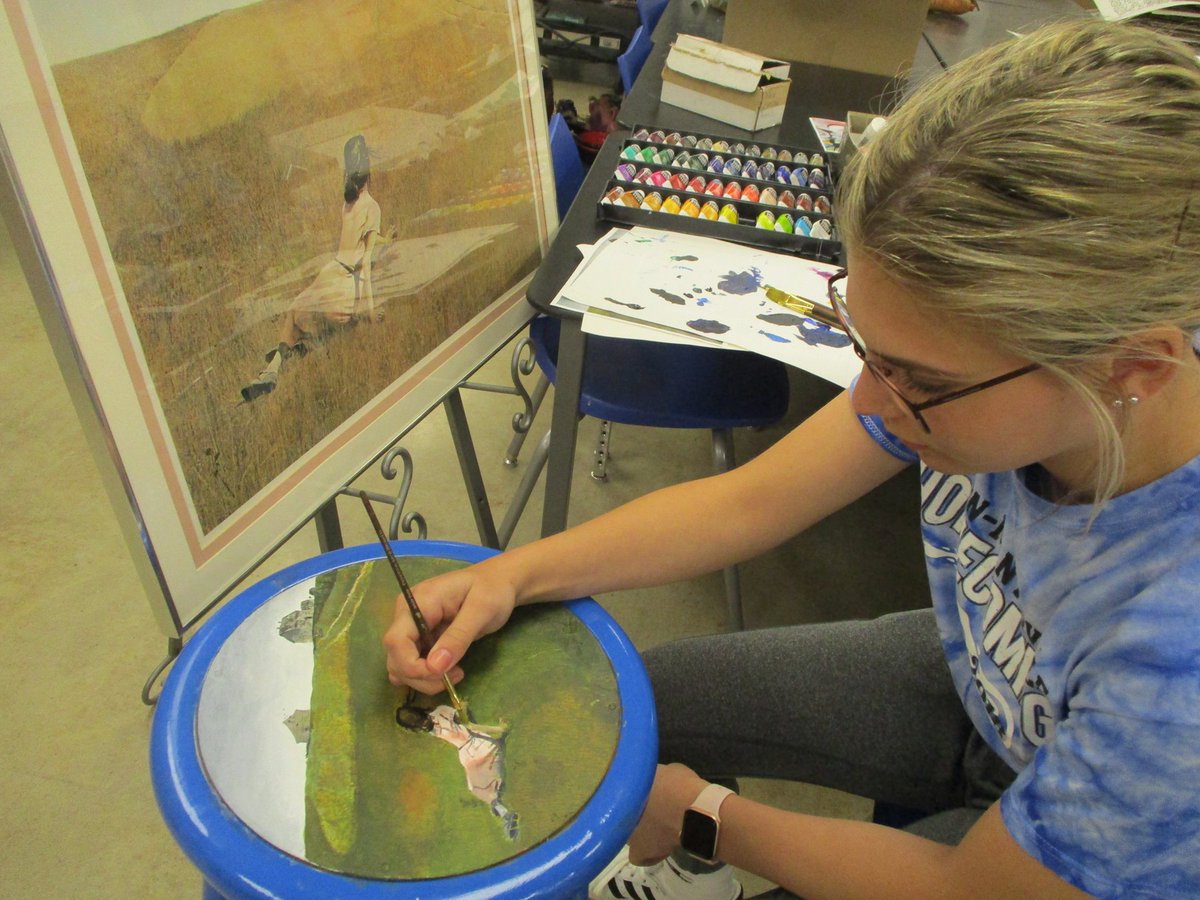mfredrickson13's tweet photo. Morgan Ness continues the senior art tradition of leaving behind their creative talent by painting her favorite master artist on a stool in the art studio room. https://t.co/AvdVqDJyQZ