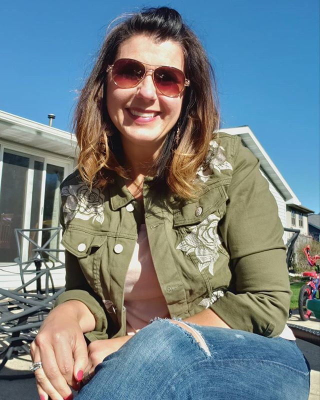 lularoeerinasch's tweet photo. ☀️ Hello Sunshine! ☀️•I have missed you!• Baseball is cancelled for tonight, so that means time to relax outside this beautiful sunny evening! Too many days of rain and cold temps for this girl in WI;) Anybody feel the same way?
.
.
.

#lularoe #lularoeharvey #lukaroetwillja… https://t.co/v37Az7QhCE