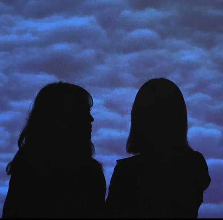 يـاريت ●
الشوارع تحِن وتجمعنه إثنينه صُدفه ❀♩

. 

.