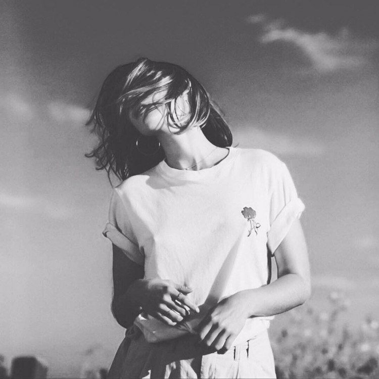 تشعر أحيانًا بأن ذاتك في زحمة الأيام قد ضاعت منك، وبأنك بحاجة لأن تبتعد عن كل شيء وكل أحد لتعثر عليها مجددًا وتعيدها إليك ↴❀

. 

.