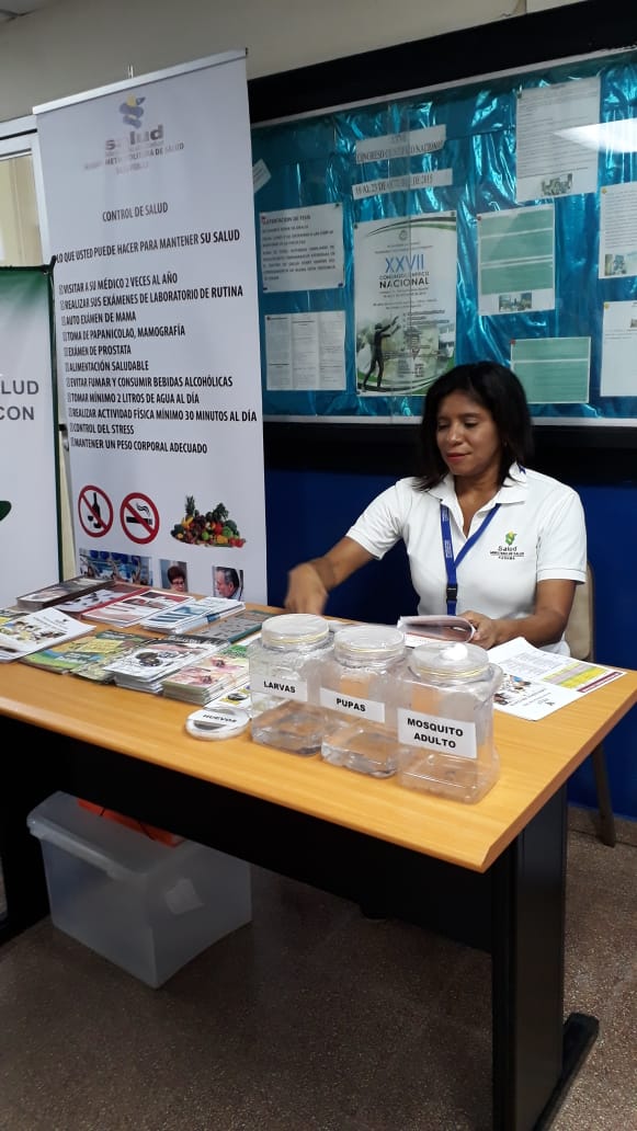 Fa_publica's tweet photo. Funcionaria del CS de Paraíso - Ancón hace una demostración de las etapas de mosquito que produce el dengue y otras enfermedades. @UNIVERSIDAD_PMA Feria de la Salud y Discapacidad en la Facultad de Administración Pública #SoyAp @semanario7 @MINSA_Panama https://t.co/wf7vEQgB6y