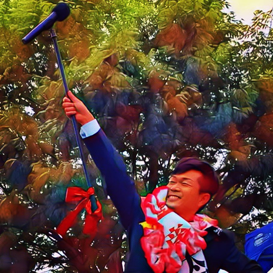 hikotaro_82's tweet photo. 道の駅草津卒業🎉
強風の吹き荒れる中、卒業ライブさせていただきましたー😆🎶
いやぁ、色んな物が倒れたり、飛んで行ったりと、本当に風の強い日でしたが、そんな中でも足を運んでくださり、聴いてくださる方が居てくださった事に感謝です😊💕
これからも、私は歌♪で皆様に恩返しをしてまいります❣️ https://t.co/wUqnFRVfRN