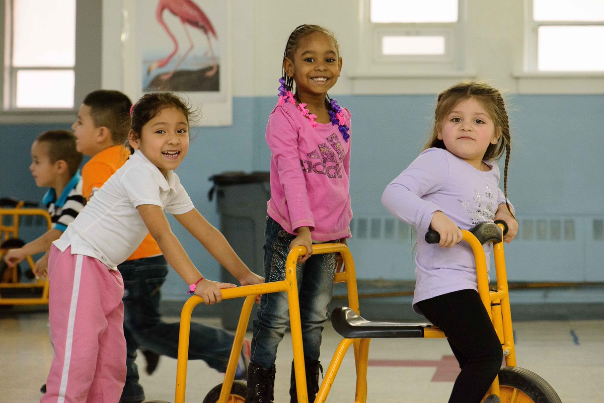 ChiEarlyLearn's tweet image. Quick Facts: Play allows children to use their creativity while developing their imagination, motor skills, and physical, cognitive, and emotional strength. Play is important to healthy brain development. #ChicagoEarlyLearning