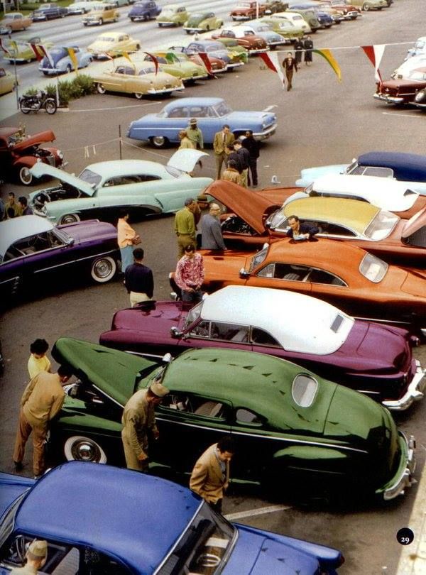 MachineRad's tweet photo. Car show in the 1950s.
#vintagecars #carshow #1950s https://t.co/3GkSe2nicu
