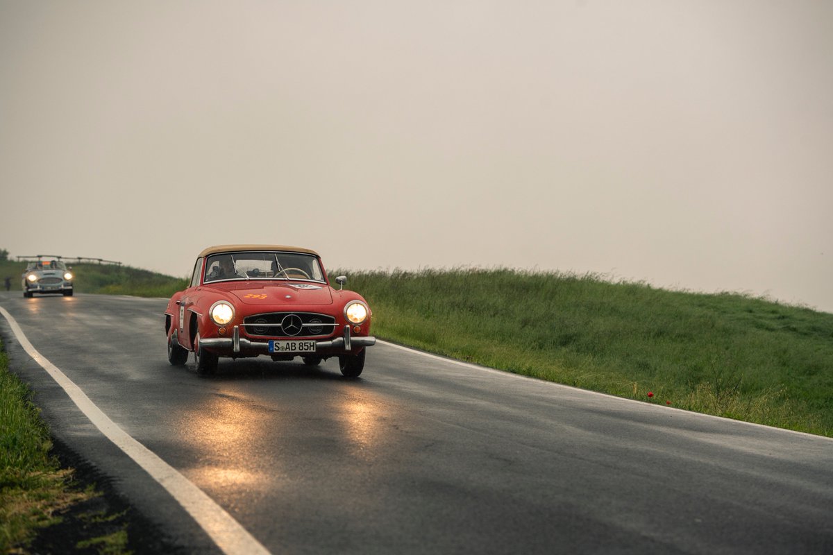 MercedesBenzMx's tweet photo. Así vivimos 1000 millas en las que nuestra ingeniería, diseño e historia son los grandes protagonistas.
¿Cuál es tu Mercedes-Benz clásico favorito de #1000Miglia2019?
#MBmille #MBclassic https://t.co/4UJnmpIgQy