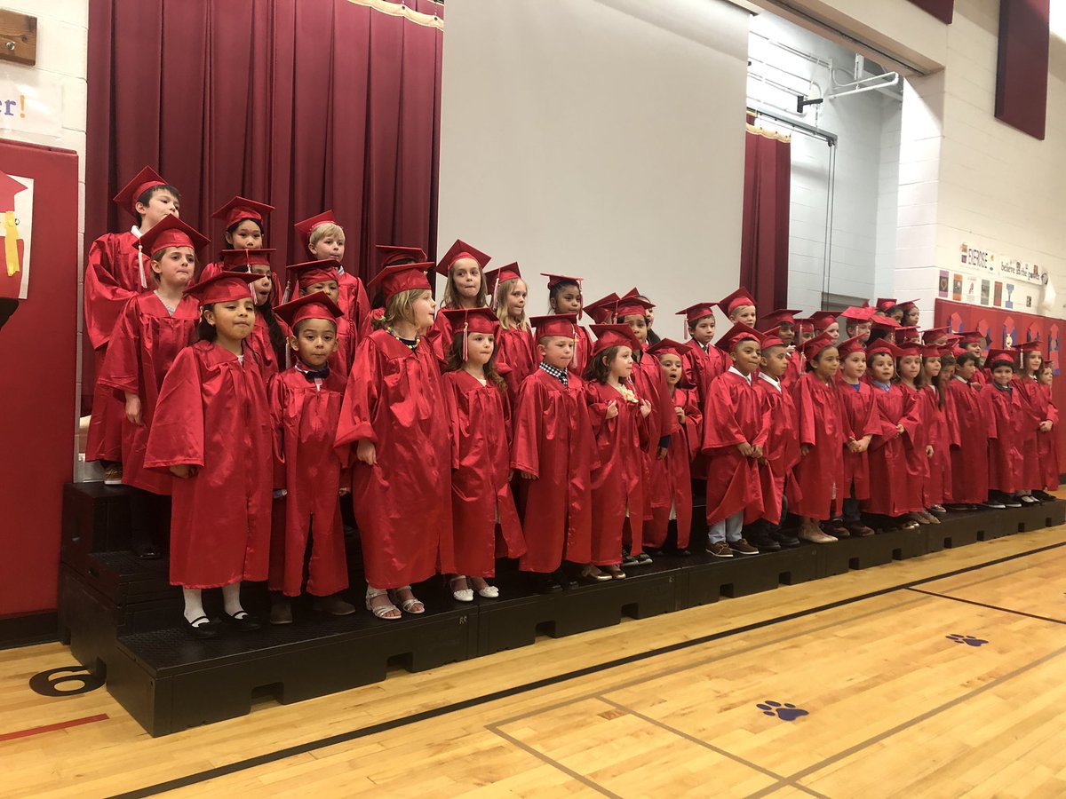 A wonderful celebration of the tradition of dual language excellence tonight at Roslyn Road Elementary. Congratulations to the graduating kindergartners! Thank you to the parents, staff, and teachers who made this event such a success!! <a href="/illinibri/">Brian Harris</a> <a href="/barrington220/">Barrington 220</a> <a href="/BeckyWiegel/">Becky Wiegel</a>