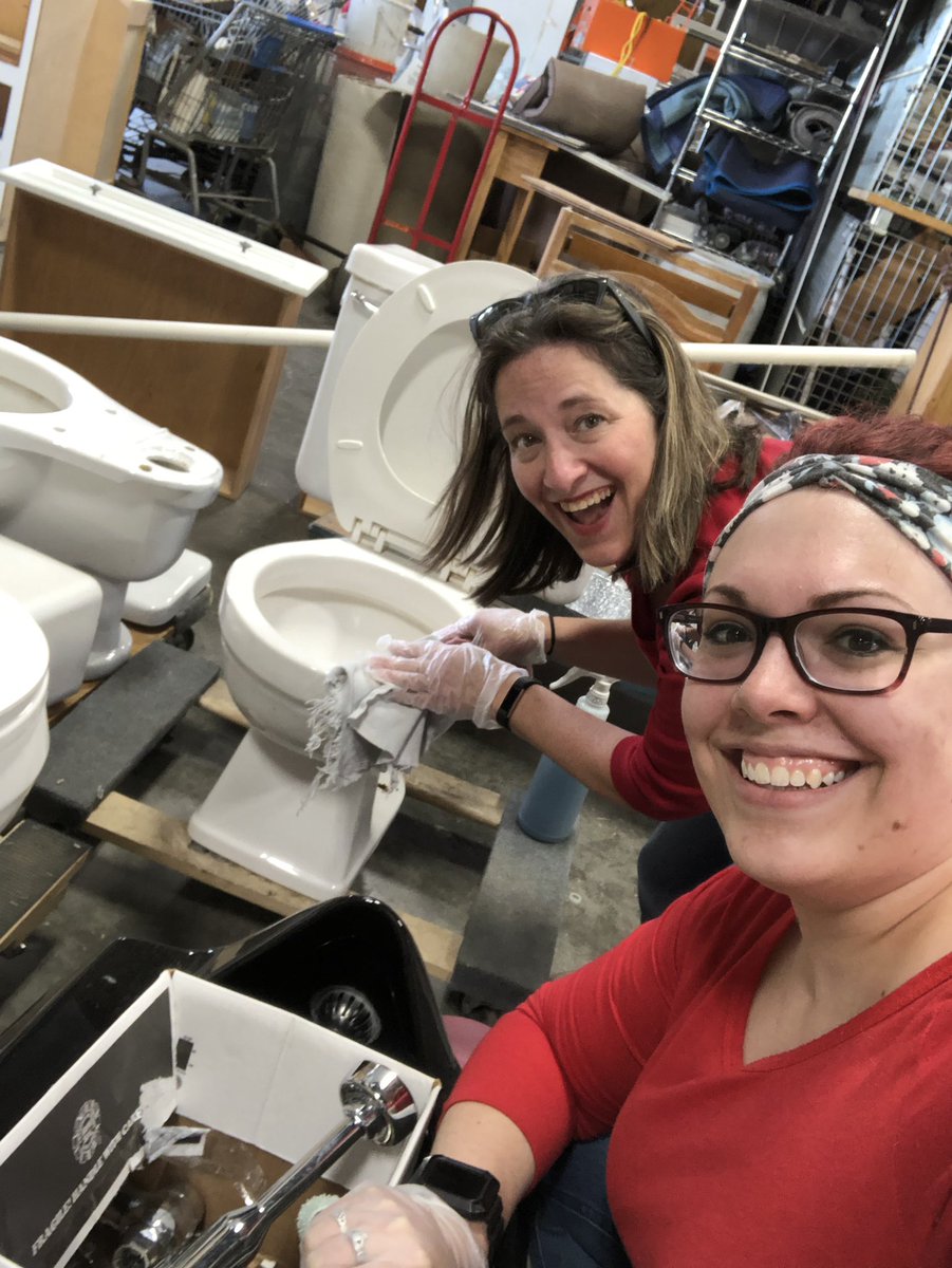 Feels great get out in our community at volunteer with my fellow ETLs <a href="/Habitat_org/">Habitat for Humanity</a> restore in Urbandale! #worksomewhereyoulove #giveback #targetcommunity #teamtarget @KDavis_TGT