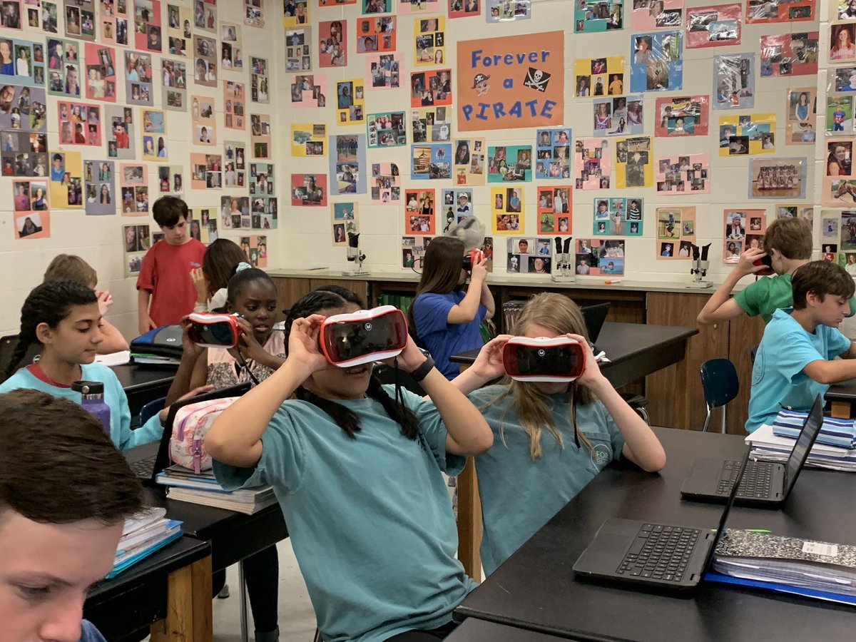 farrarpizitz's tweet photo. Choose your own adventure, VR style! @pizitzmiddle #pizitzlearns https://t.co/RZ17xiS5Z7