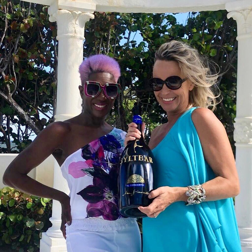Syltbar's tweet photo. The @makeawishsfla Annual Garden Party at the Malnikโs home was amazing! We are so happy to be part of this kickoff to the Make-A-Wish Ball (Nov 2) again, wonderful cause! ๐ฅ๐ฅ๐ฅ๐พ๐พ๐พโฒ๏ธโฒ๏ธโฒ๏ธ
#syltbar #syltbarprosecco #premiumprosecco #syltbarrose #prosecco #makeawishfoundation https://t.co/hpnrDi6Ode