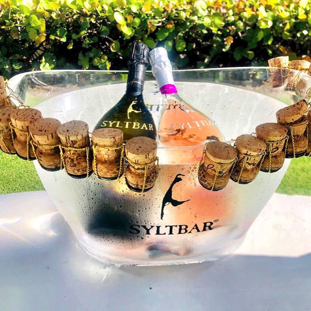 Syltbar's tweet photo. The @makeawishsfla Annual Garden Party at the Malnikโs home was amazing! We are so happy to be part of this kickoff to the Make-A-Wish Ball (Nov 2) again, wonderful cause! ๐ฅ๐ฅ๐ฅ๐พ๐พ๐พโฒ๏ธโฒ๏ธโฒ๏ธ
#syltbar #syltbarprosecco #premiumprosecco #syltbarrose #prosecco #makeawishfoundation https://t.co/hpnrDi6Ode