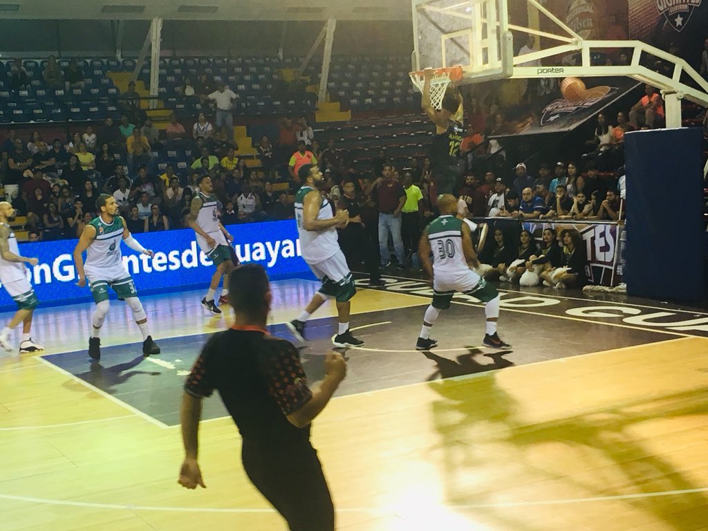 SoyNuevaPrensa's tweet photo. Restan dos minutos para el final del tercer cuarto, y @gigantesguayana sigue abajo en la pizarra 39-58 ante @Guaiqueries_BBC , en el debut de los #ColososDelSur en su casa, el gimnasio #HermanasGonzález de #PuertoOrdaz
#20may #CopaLPB2019 #ViveNuevaPrensa https://t.co/9BDkL0Wwwf