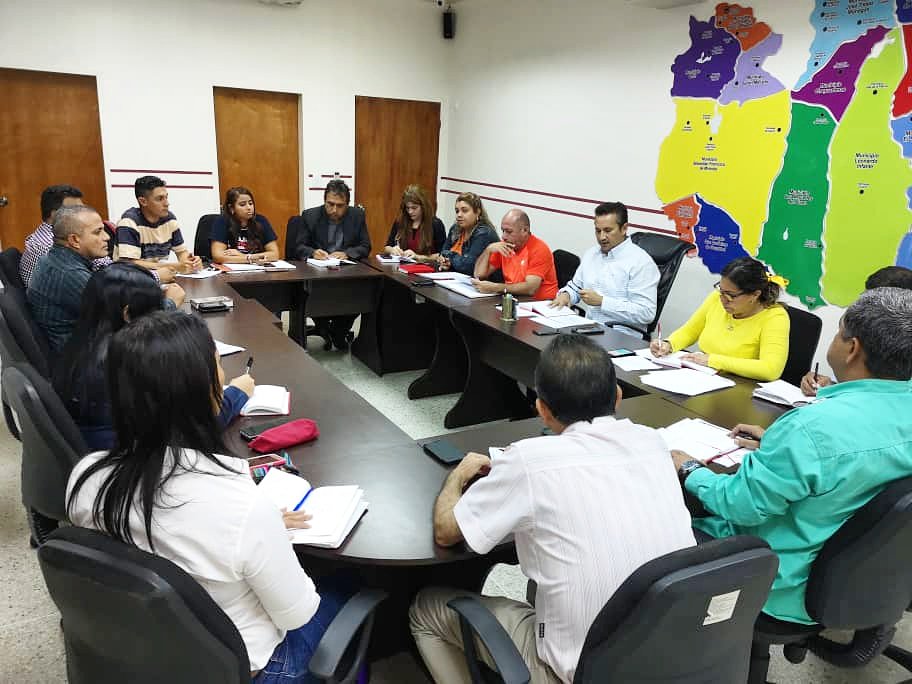 A esta hora nos encontramos en Gabinete ejecutivo haciendo control y seguimiento a las obras públicas, beneficios sociales, salud, seguridad, alimentación y producción. No vamos a descansar hasta lograr el Guárico que todos y todas queremos.

.<a href="/NicolasMaduro/">Nicolás Maduro</a>

#ANCHasta31Dic2020