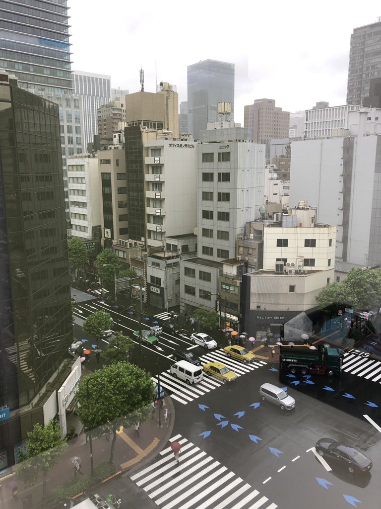 iw_saiyo's tweet photo. 本日は雨なので若干気分が落ち込み気味です。
都内は駅から会社までの通勤、これだけで嫌になる方も多いですよね。

尚弊社は虎ノ門駅から徒歩1分の模様(^O^)
 #株式会社インターワークス ＃interworks #20卒 #新卒 https://t.co/AJHNp2oThq