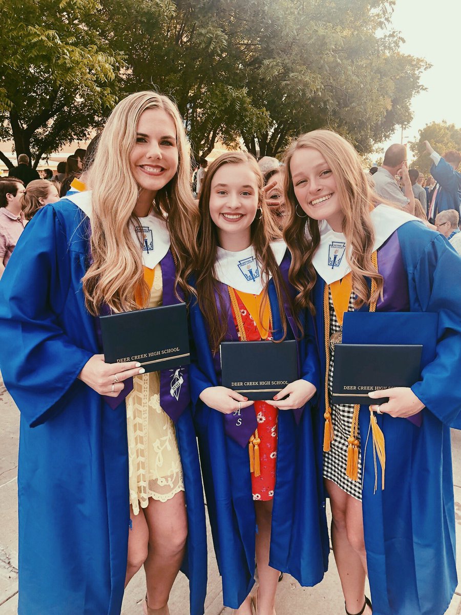 ryliefarr7's tweet photo. officially a deer creek grad!! 💙🎓 https://t.co/6v0XAFIlYI