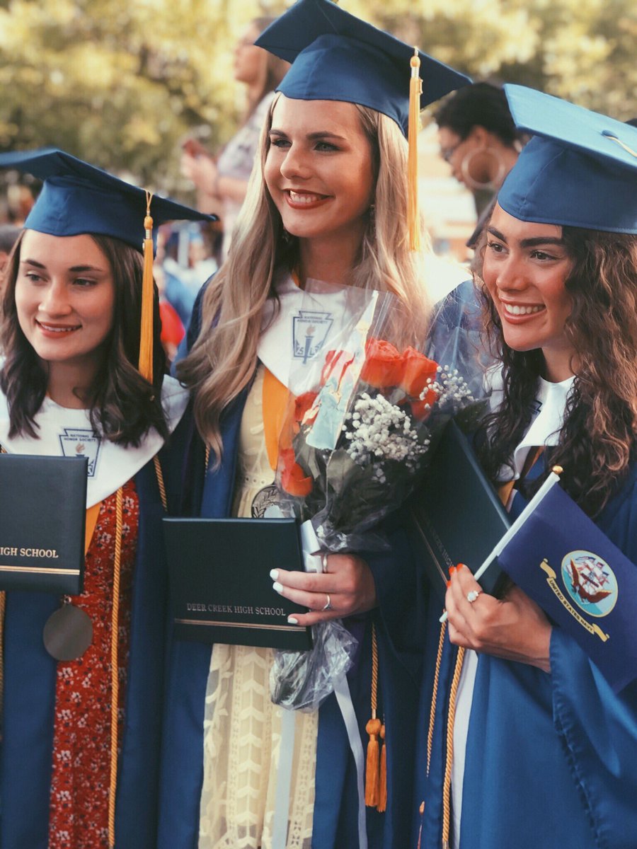 ryliefarr7's tweet photo. officially a deer creek grad!! 💙🎓 https://t.co/6v0XAFIlYI