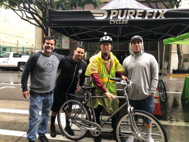 heybikela's tweet photo. #ICYMI: @lacbc rider Jason’s bike was stolen on #BikeToWorkDay. Our friends at @PureCycles rode into action + replaced his ride - no charge 🚲
Rain or shine, the #LABike community is #family. That’s why #WeRideLA ✊
🚴♀️🚵🏽♀️🚴🏿♂ Join the fam: https://t.co/IMAXMHsSQP https://t.co/jMrTMvSUze