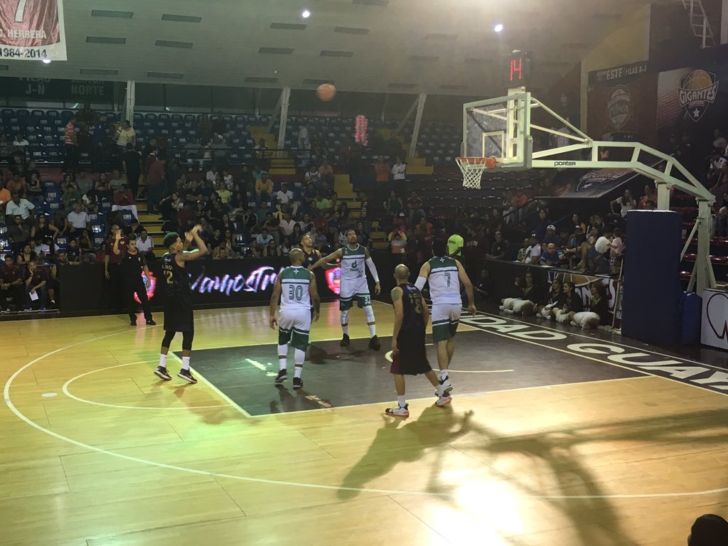 SoyNuevaPrensa's tweet photo. Victoria para @Guaiqueries_BBC en #PuertoOrdaz, que marca el cuarto revés de @GigantesGuayana en la #CopaLPB2019
Marcador
#Gig 71 #Gua 89
Mañana #martes #21may continúa esta serie, la primera de los #ColososDelSur en el gimnasio #HermanasGonzález
#20may #ViveNuevaPrensa https://t.co/8n2rgPtLEs