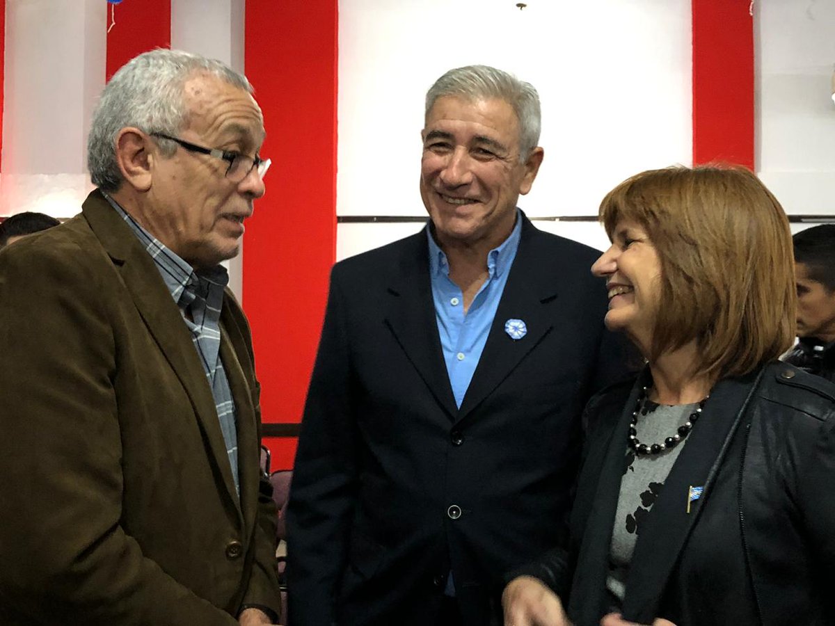 RubenBarabaniOk's tweet photo. Hoy recibimos a @PatoBullrich y @gmilman en la Camara de Comercio de Ezeiza, conversamos con los vecinos, respondimos sus inquietudes y se informo de que manera pueden realizar sus denuncias anónimamente. Seguimos juntos dando pelea contra las mafias. https://t.co/Spvl5nxdJg
