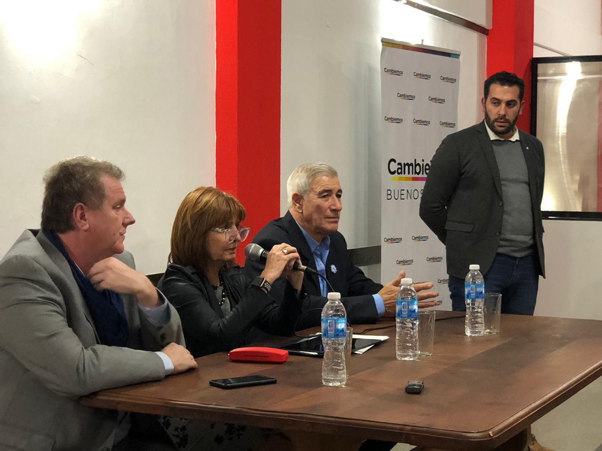 RubenBarabaniOk's tweet photo. Hoy recibimos a @PatoBullrich y @gmilman en la Camara de Comercio de Ezeiza, conversamos con los vecinos, respondimos sus inquietudes y se informo de que manera pueden realizar sus denuncias anónimamente. Seguimos juntos dando pelea contra las mafias. https://t.co/Spvl5nxdJg