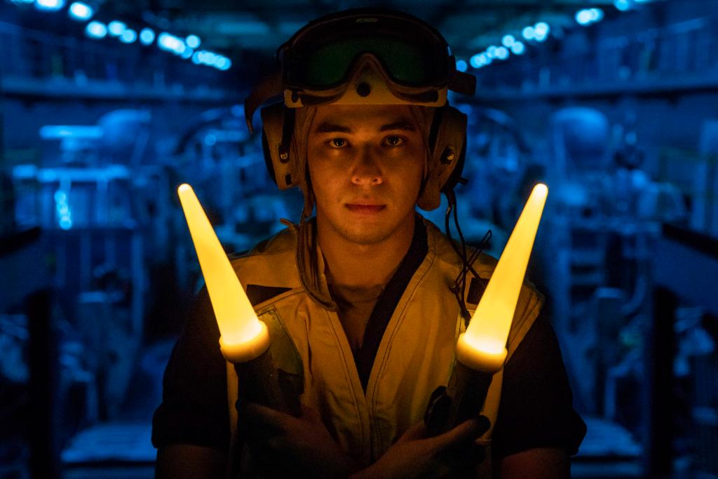 #USNavy photos of the day: #USSAbrahamLincoln pulls alongside #USNSArctic, #USSTheodoreRoosevelt conducts flight-ops, #USSBoxer holds a General Quarters drill, and a Sailor is all business in the well deck aboard #USSKearsarge. ℹ️ info and ⬇️ download: navy.mil/viewPhoto.asp?…