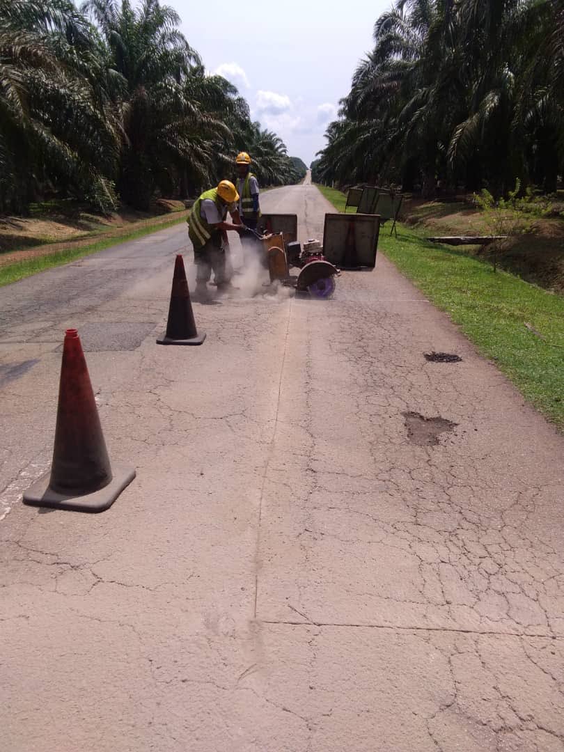 RC_temerloh's tweet photo. #R01 Kerja tampalan kekal #pothole di #ft1510 #sec35 #bera #teamroadcare @Roadcare_Phg @baru_bian @HjAnuarTahir @CSFJ_JKR @MOWorks @JKRMalaysia @Roadcare_Phg @JKRPAHANG @JeDi_Bera @BeraJkr @Roadcare_Msia @kpkrjkr https://t.co/tBHpkV3iSz