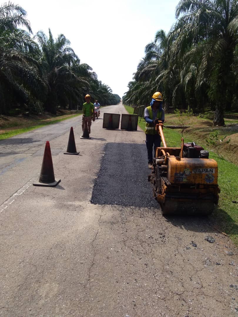 RC_temerloh's tweet photo. #R01 Kerja tampalan kekal #pothole di #ft1510 #sec35 #bera #teamroadcare @Roadcare_Phg @baru_bian @HjAnuarTahir @CSFJ_JKR @MOWorks @JKRMalaysia @Roadcare_Phg @JKRPAHANG @JeDi_Bera @BeraJkr @Roadcare_Msia @kpkrjkr https://t.co/tBHpkV3iSz