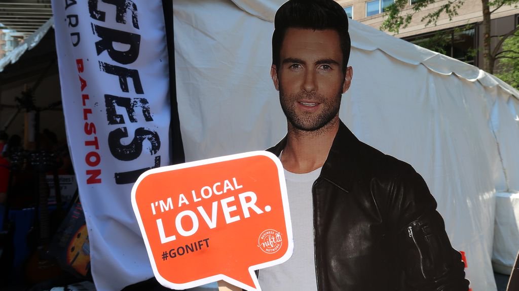 Nift_Networks's tweet photo. We loved being at Ballston Quarterfest and so did this cut out of #AdamLevine.
We even got him to sport some Nift swag! Make sure to show off your Nift sunnies this summer, you might just look as cool as him.
#gonift #shoplocal #supportlocalbusinesses #funny #swag #nifted https://t.co/fdCWTmTEGP