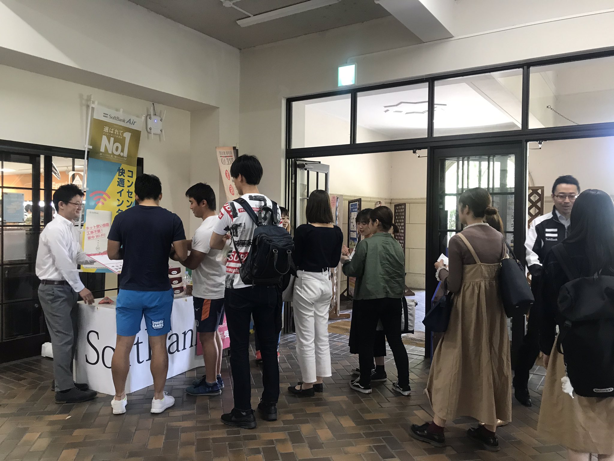 関西学院大学生活協同組合 関学生協 Softbank Airのイベントは現在大盛況 くじ引きも開催中です Wi Fi興味あるんだよなあ という方は是非今日のうちに 17時までの開催です