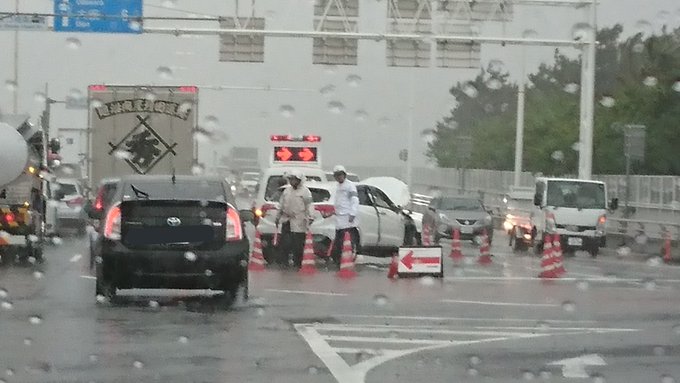 事故 湘南大橋 トラスコ湘南大橋 で巨大な落下物 衝突した車大破 現地渋滞 まとめダネ 事故 湘南大橋 トラスコ湘南大橋 で巨大な落下物 衝突した車大破 現地渋滞 まとめダネ