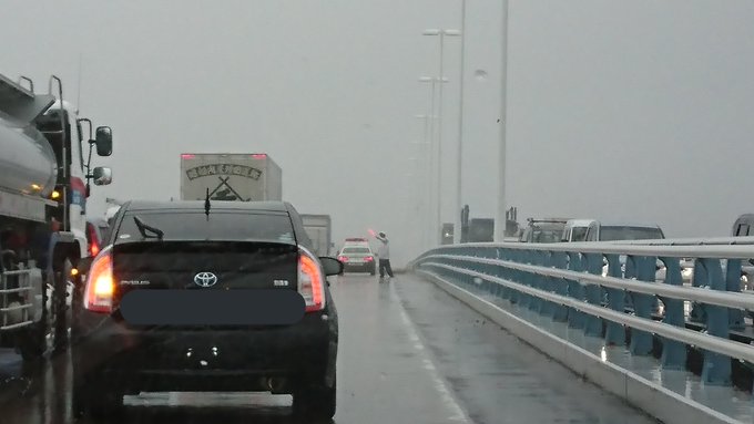 事故 湘南大橋 トラスコ湘南大橋 で巨大な落下物 衝突した車大破 現地渋滞 まとめダネ 事故 湘南大橋 トラスコ湘南大橋 で巨大な落下物 衝突した車大破 現地渋滞 まとめダネ