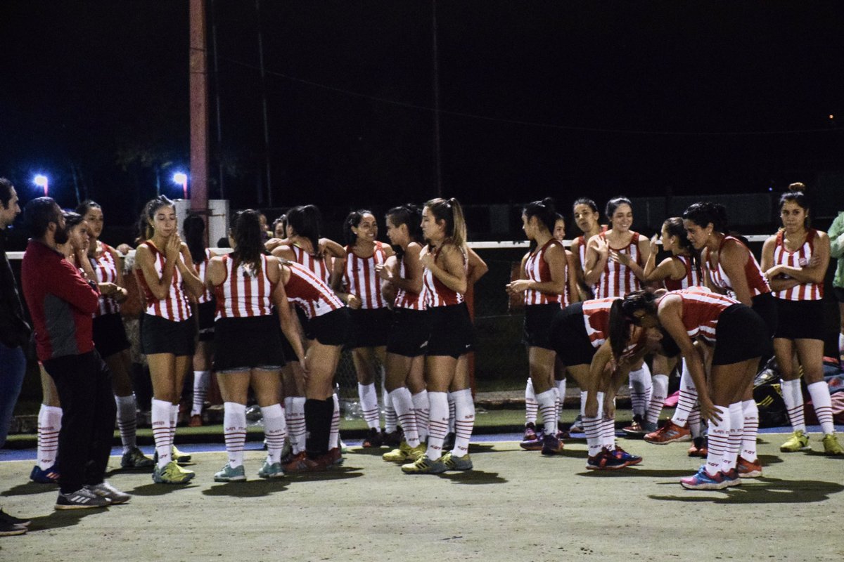 CASMOficial's tweet photo. 🔴⚪️ #HockeyFemenino

La Comisión Directiva entregó nueva indumentaria al hockey femenino 🇦🇹. 

https://t.co/sKziYzYpwB

🏑 #VamosCiudadela https://t.co/Btwte9KZ1f
