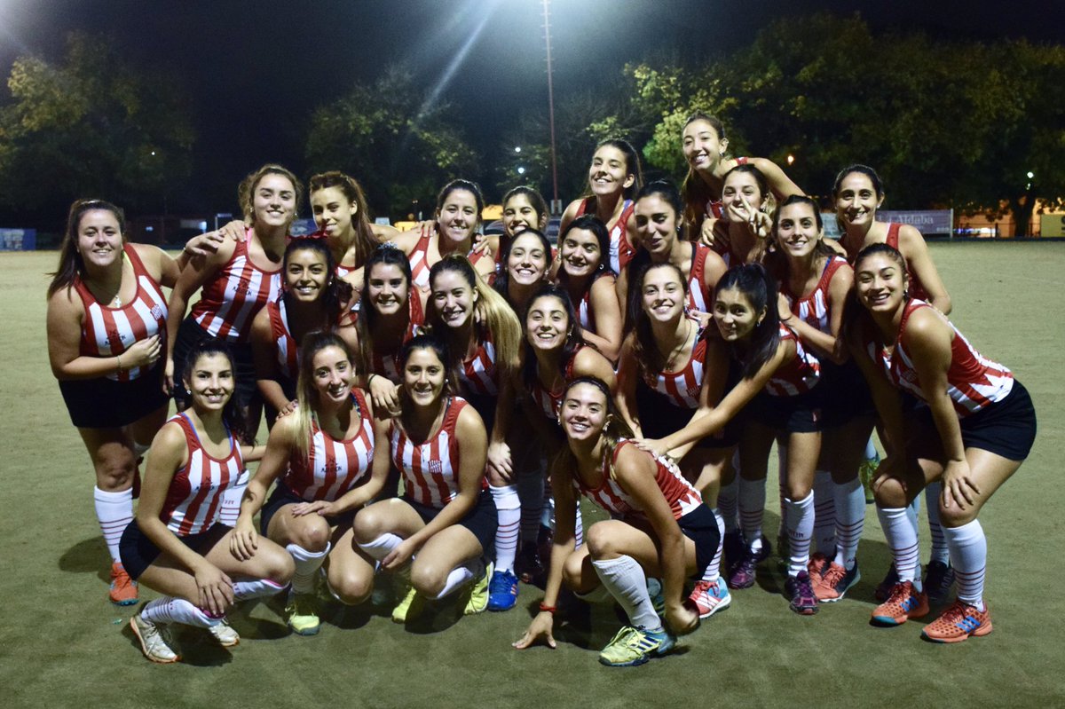 CASMOficial's tweet photo. 🔴⚪️ #HockeyFemenino

La Comisión Directiva entregó nueva indumentaria al hockey femenino 🇦🇹. 

https://t.co/sKziYzYpwB

🏑 #VamosCiudadela https://t.co/Btwte9KZ1f