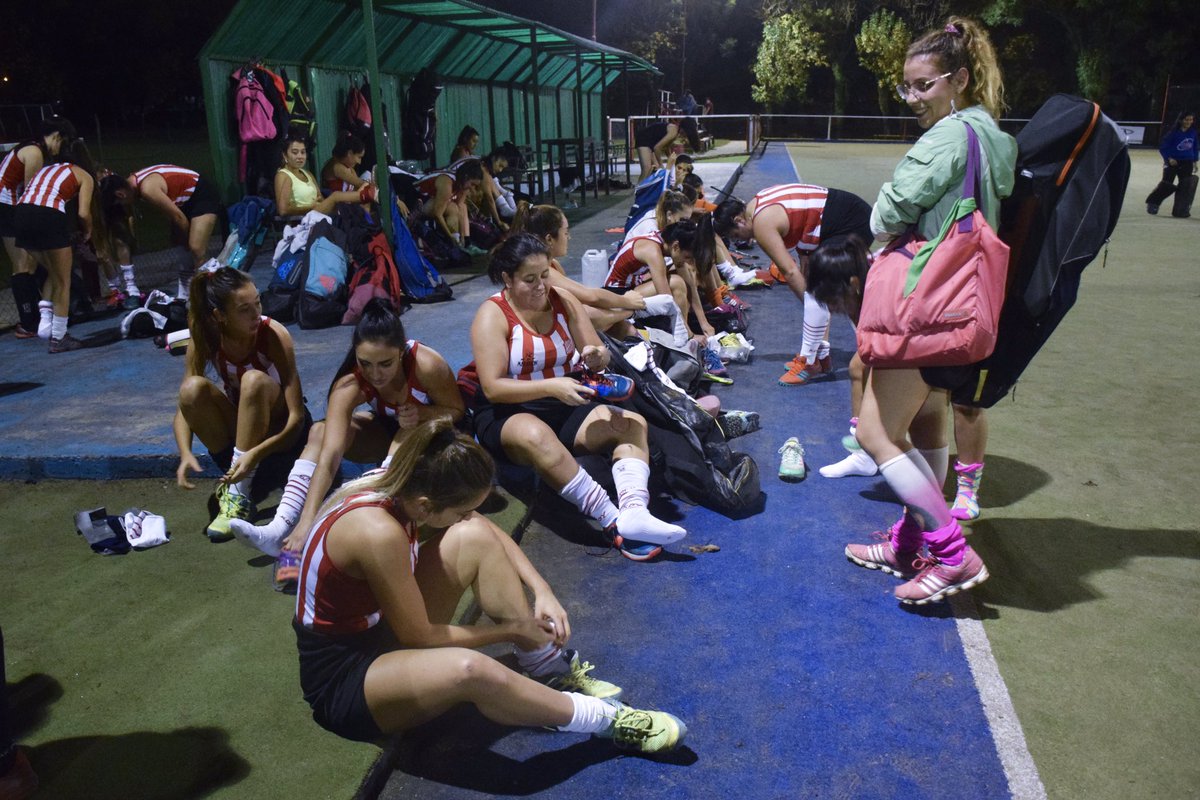 CASMOficial's tweet photo. 🔴⚪️ #HockeyFemenino

La Comisión Directiva entregó nueva indumentaria al hockey femenino 🇦🇹. 

https://t.co/sKziYzYpwB

🏑 #VamosCiudadela https://t.co/Btwte9KZ1f