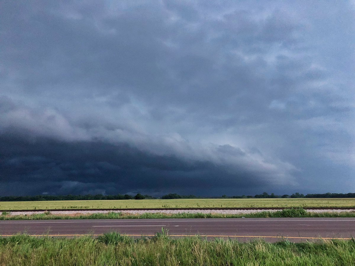 Honzie101's tweet photo. Just outside of Chickasha OK #OKwx https://t.co/AWKldwCkVO