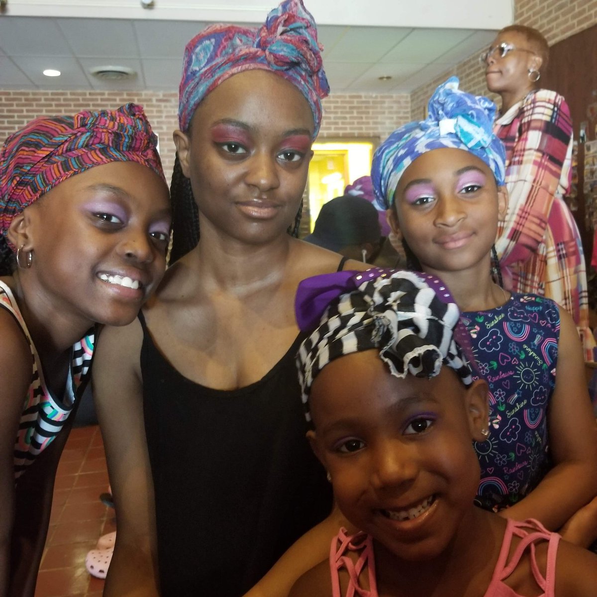 EmauniJManley's tweet photo. I had a great time yesterday on the run way with some of my modeling/acting sister... We walked to bring awareness to Domestic Violence and Cancer.
#EmauniJ #Manleysblendedfamily #ImSMARTandImBEAUTIFUL
#KIDMODELS #YOUTHAUTHOR #BLACKAUTHOR #KIDFASHIONMODELS #NATURALHAIR #CDDMGMT https://t.co/AM8UomRRUB
