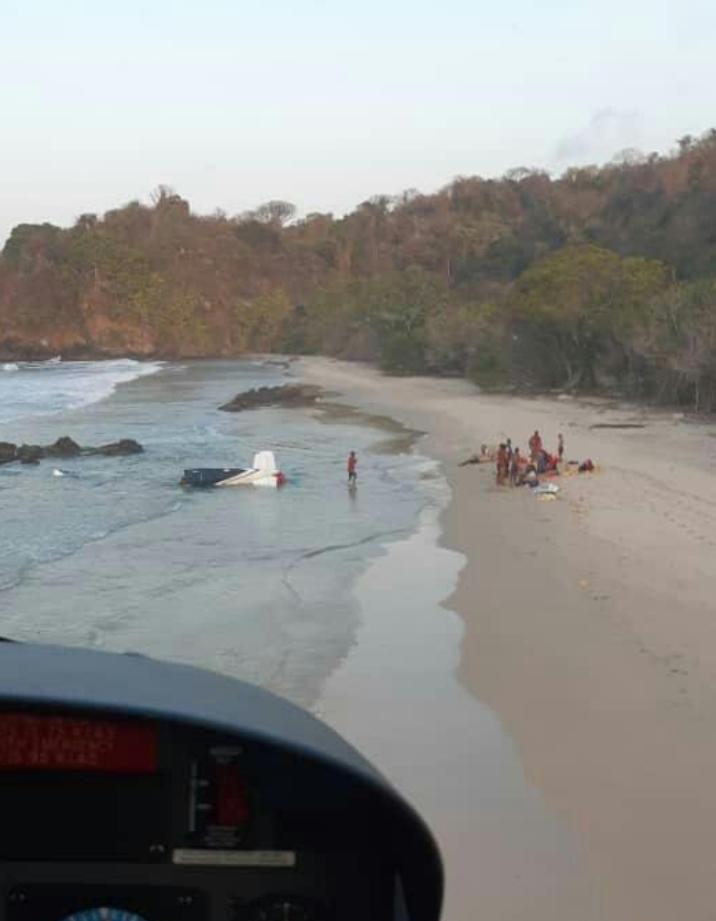 mlira_01's tweet photo. #20Mayo Pescadores de la población de Chirimena en conjunto con el FAES  rescatan con éxito a los tripulantes de la avioneta YV 1343 que amenizo en playa majagua a 46 Nm de Maiquetia #EstadoMiranda #Higuerote #chirimena #Miranda https://t.co/I9AYA4JCP1