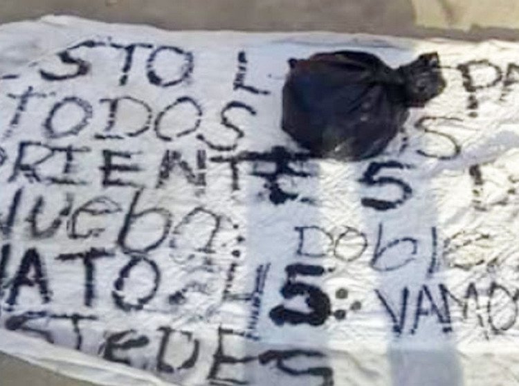 blogdelnarcomx's tweet photo. “Esto le va a pasar a todos los p..tos #corrientes", #Sicarios dejan cabeza #decapitada y #embolsada en #Tijuana.

https://t.co/wmMgboz4JU https://t.co/ubx6N3TWts