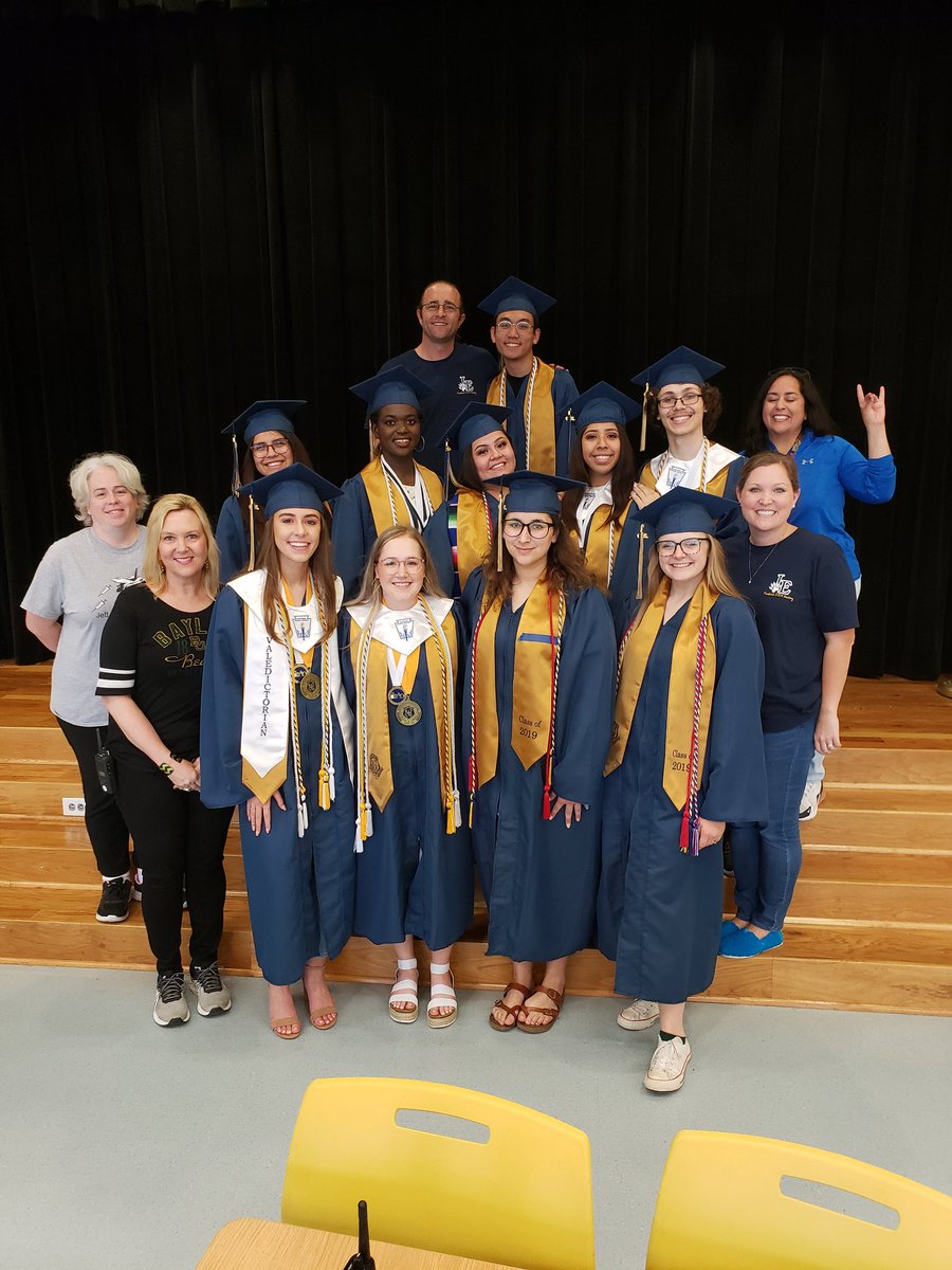 PrestwickSTEM's tweet photo. LEHS Class of 2019 #prestwickfamiLE #alumni we are so very proud of you!! Thanks for coming back for a final walk @leisd @lehswolfpack19 #lobos4life https://t.co/AD6WDgRav5