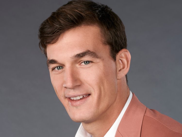 thebachdiaries's tweet photo. Tyler gives me Patrick Swayze vibes I'm ready to have the time of my life with him #TheBachelorette https://t.co/yj8ccfYcdY