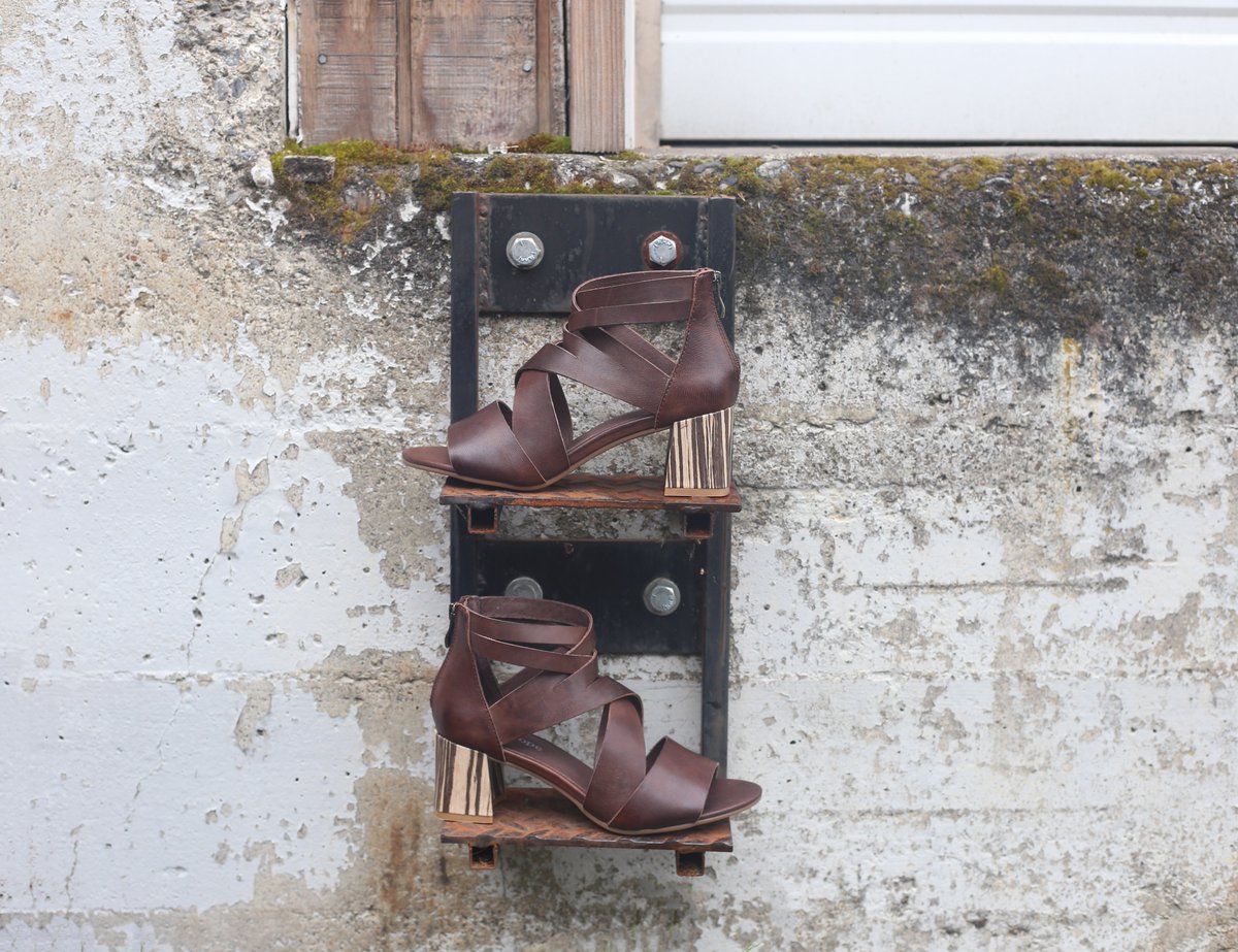 Arktana's tweet photo. It’s all about the heel 😍
#arktana #antelope #statementshoes #spring2019 #springaccessories #springshoes #springstyle #discoverunder10k #pdx #pdxblogger #arktanastyles https://t.co/2EvVG37nbm