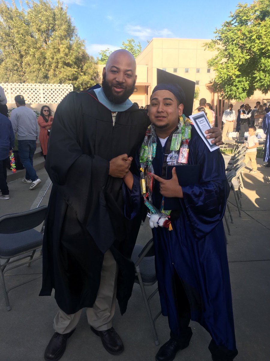 MBKfellowship's tweet photo. Celebrating our brother Jonathan! Proud @NatomasUSD graduate #Classof2019 #MBKSacYouthFellow #SíSePuede https://t.co/I8JBLBJlSO