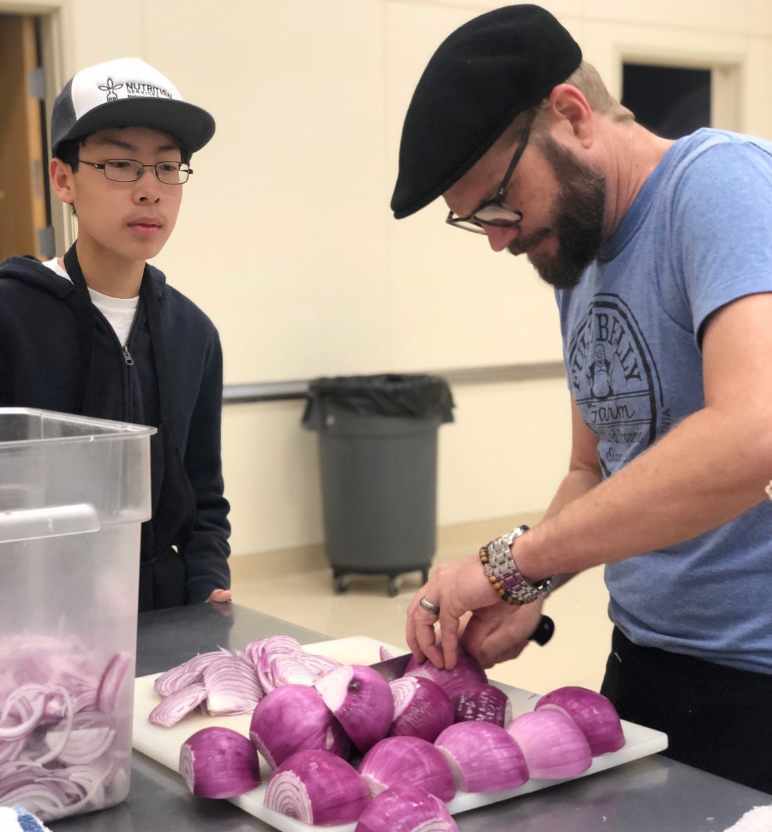 VinceCaguin's tweet photo. Various organizations and school districts gather at the #Natomas Central Kitchen to prepare food for the Picnic at the Capitol. #MillionMeals https://t.co/7pDwoBrwhQ