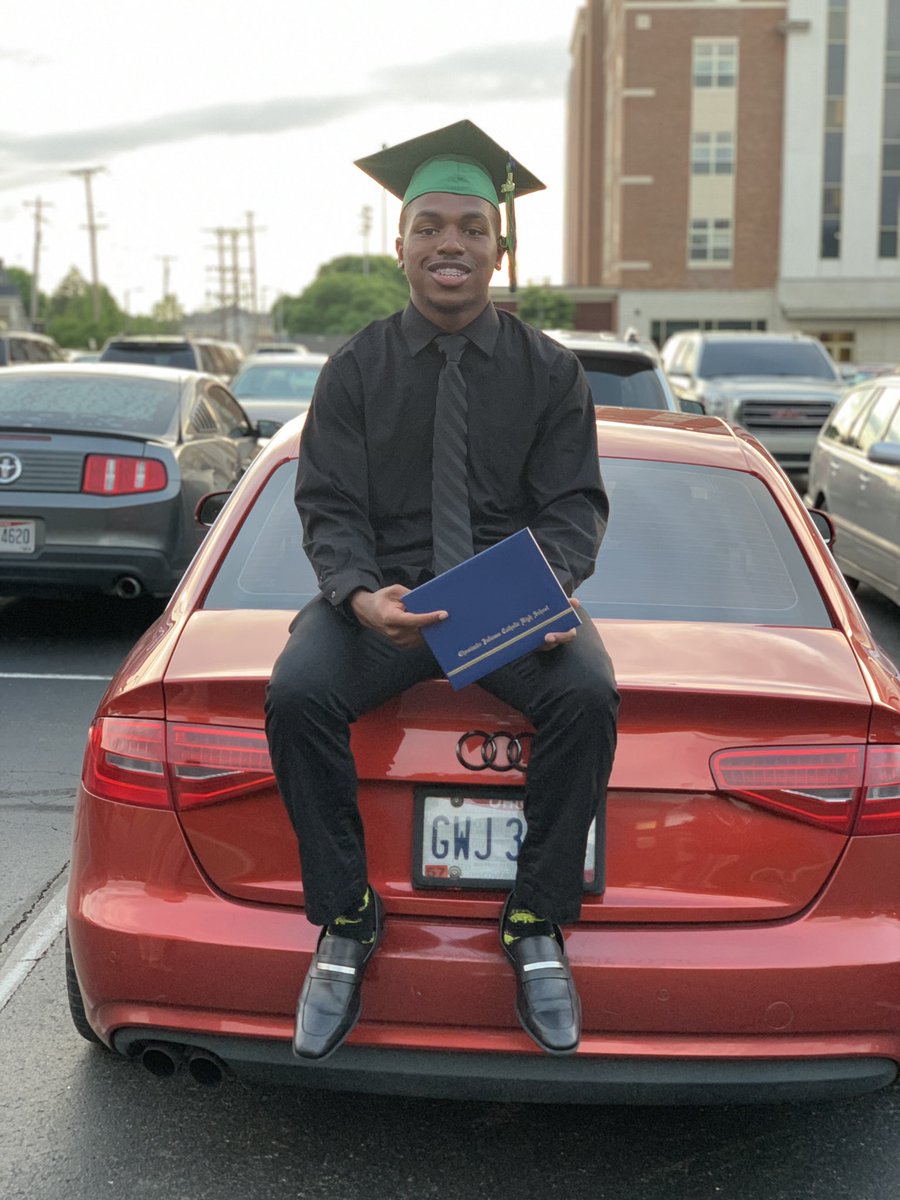 Quis_4l's tweet photo. HIGH SCHOOL GRADUATIONโ
#YEAH5 https://t.co/autwuN9Hb2