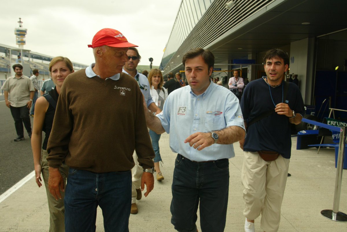 francastrof1's tweet photo. Conocí a Lauda en 2004. Yo era jefe de prensa de la F-3 española y su hijo Mathias corría ese fin de semana en Jerez. Todavía recuerdo los nervios que pasé teniendo que acompañar a un mito como él ese día invitado por la organización. DEP (Foto @VirutasF1) https://t.co/yS9qnIvTAl