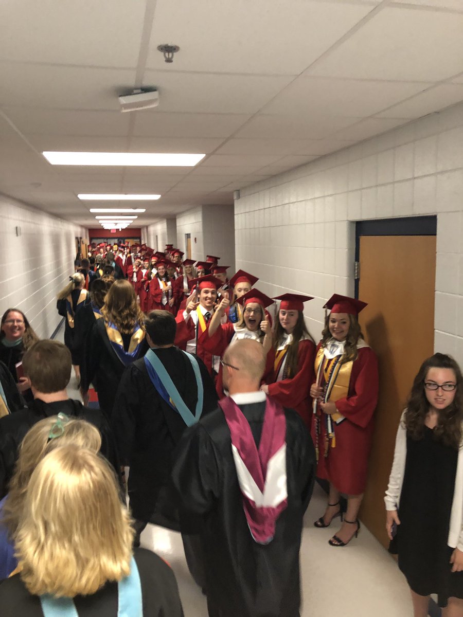 EmmonsJessica's tweet photo. That time of year again 🎓 proud of you guys. Congratulations! @SMHSco2019 @hrgl29tay https://t.co/veSpWcp7W8