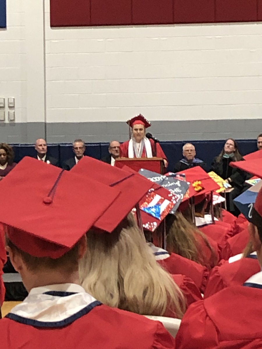EmmonsJessica's tweet photo. That time of year again 🎓 proud of you guys. Congratulations! @SMHSco2019 @hrgl29tay https://t.co/veSpWcp7W8