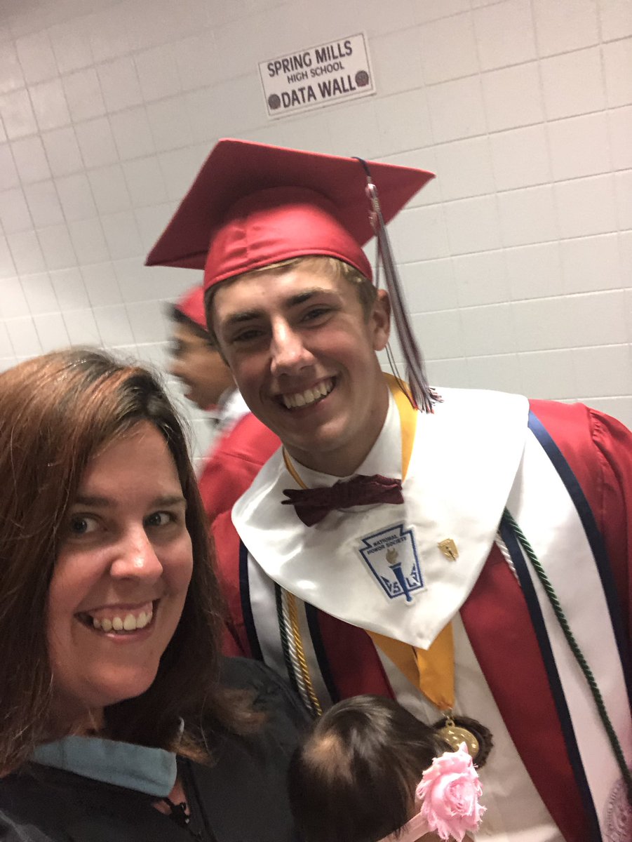 EmmonsJessica's tweet photo. That time of year again 🎓 proud of you guys. Congratulations! @SMHSco2019 @hrgl29tay https://t.co/veSpWcp7W8