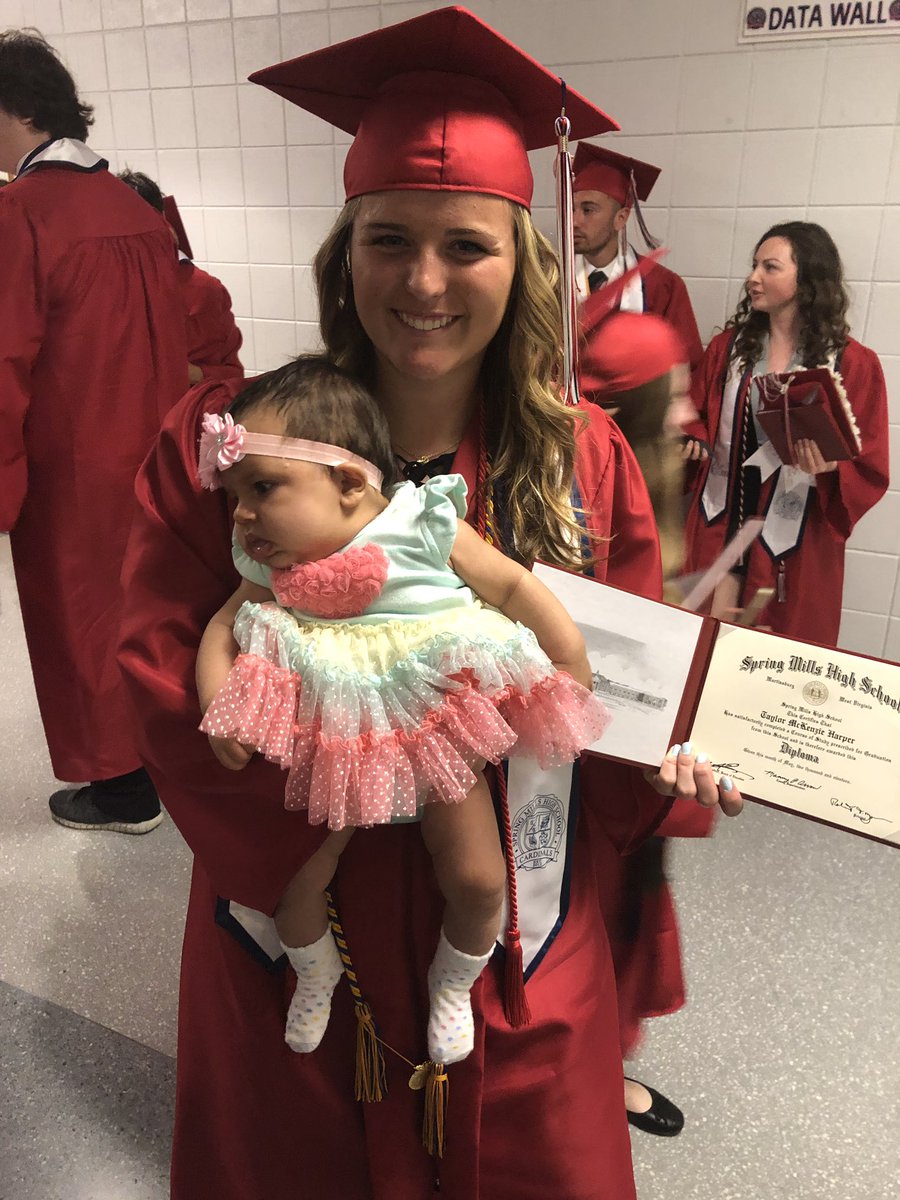 EmmonsJessica's tweet photo. That time of year again 🎓 proud of you guys. Congratulations! @SMHSco2019 @hrgl29tay https://t.co/veSpWcp7W8